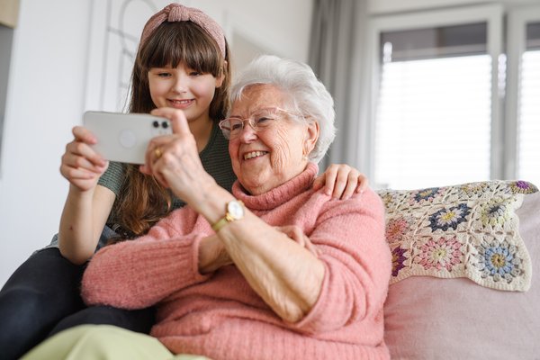 How to Stay Connected to Your Friends & Family After Moving to Independent Living